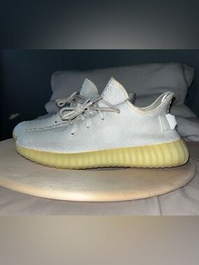 adidas Yeezy Boost 350 V2 Triple White / Cream White Men’s Size 7 = Women’s 8.5